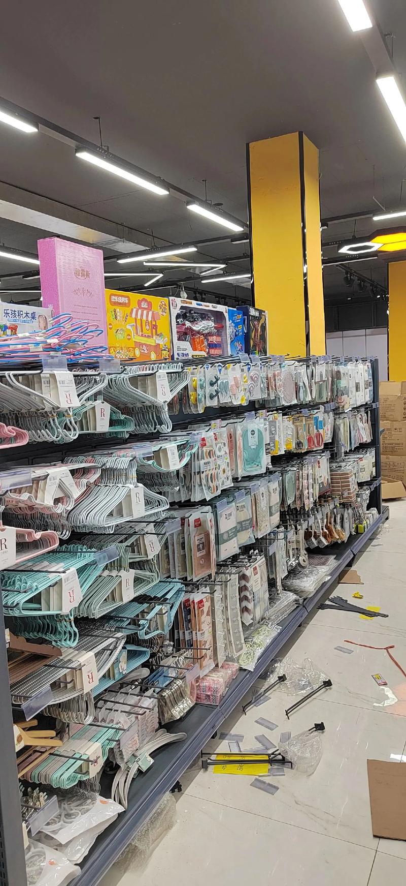 超市陈列中的日用百货 价格实惠与品质的双重保障